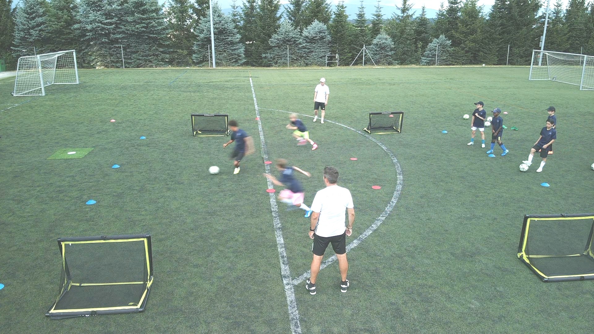 Enfants en action sur mini-buts